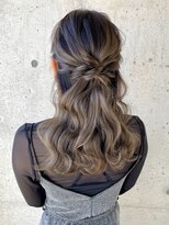 オウン(AUN)&nbsp;ウェーブ巻きハーフアップ