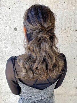 オウン(AUN) ウェーブ巻きハーフアップ