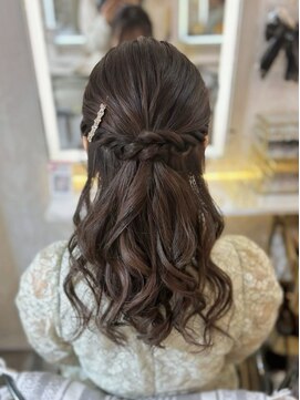 アトリエビューティーアミュ(atelier beauty AmU) 結婚式 二次会 お呼ばれ ハーフアップ×ビジューピン
