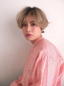 クッカ(qukka) ハイトーンショート×クリーミーベージュ