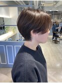【前髪長めハンサムショート × ベージュブラウン】 