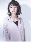 上品ほつれウェーブで甘辛フェミニンスタイル