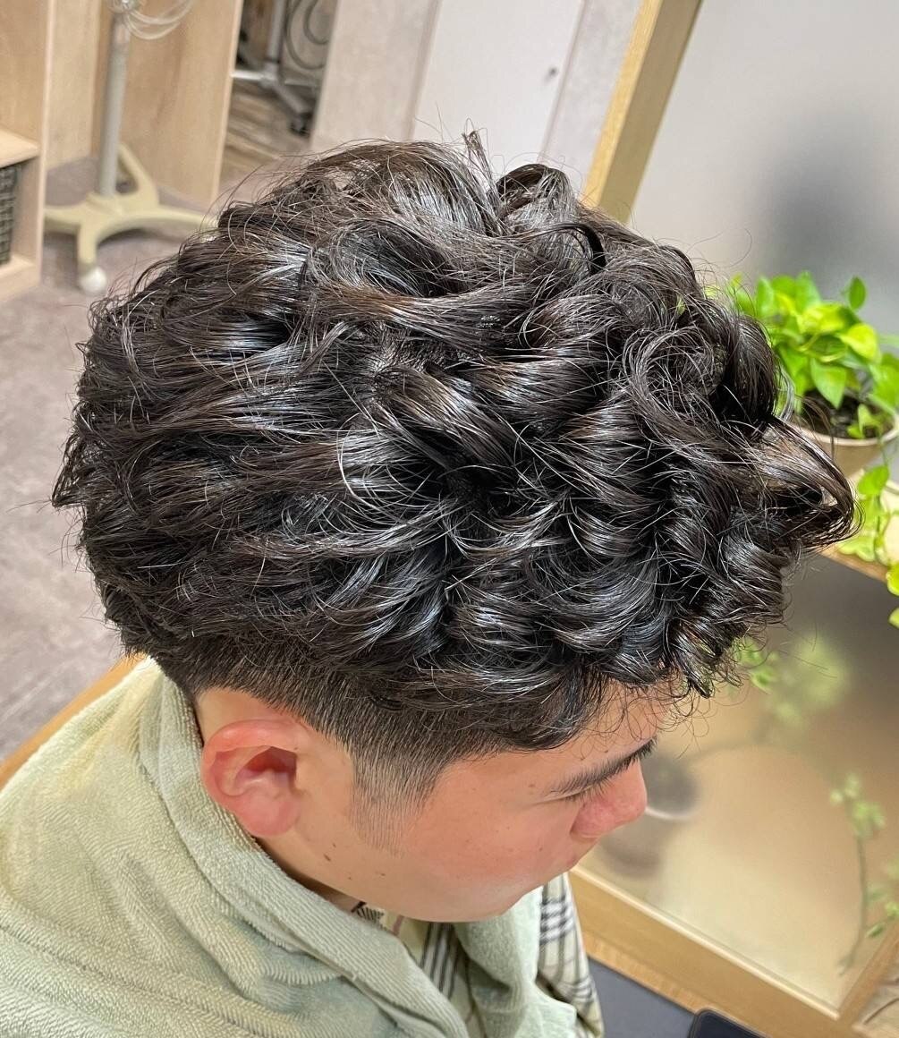 ソフトアイロンパーマ×アップバングパート×ツーブロック：L181349255