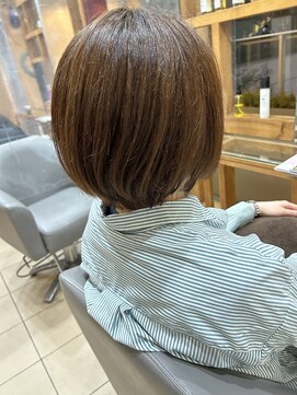 スタジオ アルファプラス 日暮里店(studio α+) ステップボーンカットカットボブショートハイライト白髪ぼかし