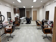 トップヘアギブバック(TOPHAIR give back)の雰囲気（奥行ある店内でゆったりくつろいで頂けます）