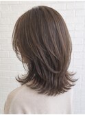 グレージュカラーで柔らかく見せる大人ミディ