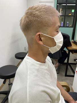 キューズ クラブ(cuz KLUB) 【cuzKLUB】ミルクティシルバーカラー×スキンフェード［池袋］