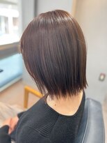 ラキ(laki) 暗髪ネビージュ×小顔切りっぱなしボブ