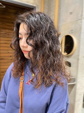 ナループロアオハナ(Nalu pu loa ohana) ロングパーマくっきりカール