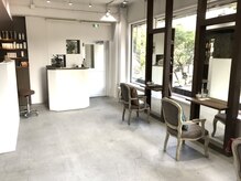 リタ ヘアー(rita hair)の雰囲気（自然光の入る明るい店内。白と木で統一してます。）