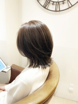 アンベリー(embellie) 【白髪ぼかしハイライト】大人かわいい外ハネミディ