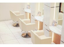 トータルビューティーシオヤ(Total Beauty Shioya)の雰囲気（明るく、落ち着いた店内で心からリラックス）