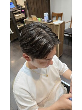 オムヘアーバイグルーマーズ(HOMME HAIR by GROOMER/S) メンズセンターパート HOMMEHAIR2nd江ヶ崎