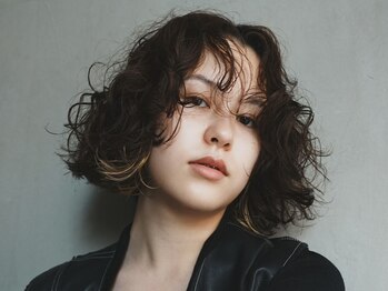 トオ(TOH)の写真/顔周りパーマで「今までと少し違う」私へ。骨格を美しく引き立て、鏡を見るのが楽しくなるシルエット。