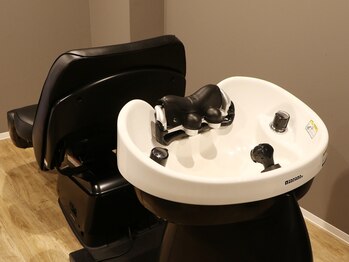 クマプラス(KUMA+)の写真/こだわったシャンプースペースは忙しい日々の癒やし空間…。髪も心もリラックス♪仕事帰りやお疲れの方に◎