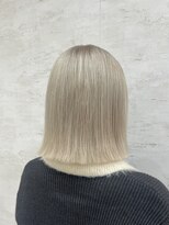 イル(iLu.)&nbsp;ホワイトベージュ/切りっぱなしボブ