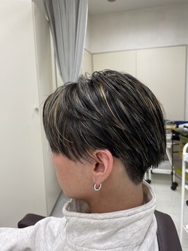 リファインド ギフト ヘアー ステージ(Refined gift HAIR STAGE) メンズハイライトブリーチカラー刈り上げセンターパート