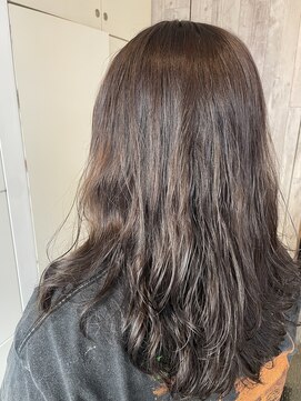 透明感とツヤを両立♪モカアッシュのゆるふわヘア