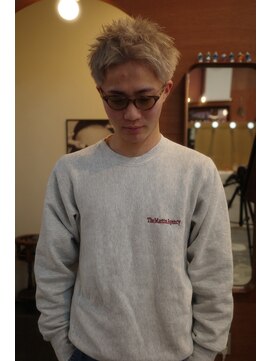 エディ(Edy) スパイキーショート刈り上げ抜きっぱなしブロンド眉毛カット