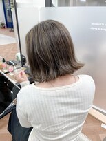 モルニ(MORNI)&nbsp;ショートヘア_マロンベージュ Aラインボブ かきあげ