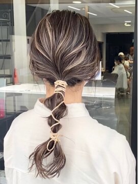 ノラ ウメダ(NORA UMEDA) 【NORA UMEDA 高木】ホワイトハイライトカラーの紐アレンジ