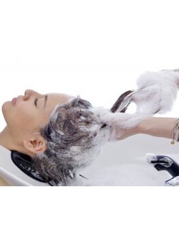 綺麗な髪は頭皮から…♪ナチュラルで落ち着く雰囲気の中、C・key自慢のヘッドスパをご堪能ください☆