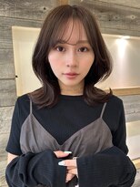 シースルーバングくびれミディアム グレージュ【肥田亜沙美】