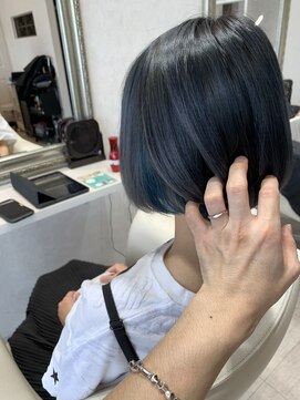ヴィフ ヘアアンドデザイン(Vif hair&design) ブルーのインナーカラーとダークグレーのボブ