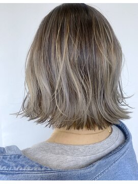 マイレ(maile) ホワイトベージュ×外ハネボブ