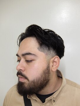 メリケンバーバーショップ トーキョー(MERICAN BARBERSHOP TYO) アップバングセンターパートフェードカット
