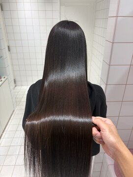 ダークアッシュ/ミディアムレイヤーカット［髪質改善/縮毛矯正］