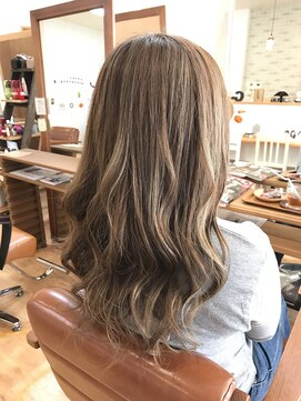 クローバー(clover) モノトーン系ゆるふわロングスタイル