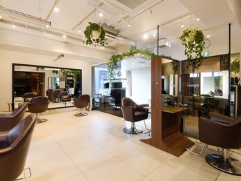 プルースラウンジ(Plus Lounge)の写真/大人女性に寄り添うサロン＊上品な店内で忙しい日常を忘れ、丁寧な接客と施術で至福のサロンタイムを。