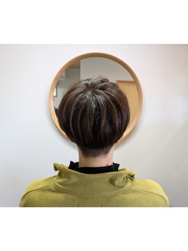 手と髪 マッシュヘア