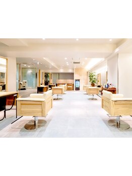 白を基調とした開放感あふれるサロン◇細部までこだわったおもてなしでココロも身体も癒されます♪