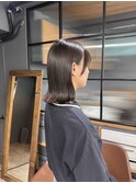 ぱつっとカットラインを残したまとまりのあるヘアスタイル