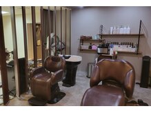 ダウンライトが心地いい、フルフラットのスパスペース