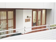 ノーヴェ(Nove)の雰囲気（表通りに面し階段を３段降りた 《自然光が差し込む美容室》です）