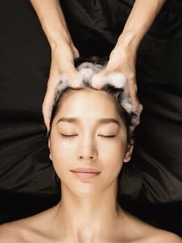 スリー バイ ザサロンフジサワ(THREE by the salon fujisawa)の写真/日々の疲れをリセットする癒し時間をご提供！頭皮をしっかりとほぐして心までリラックス◇健康的な美髪へ＊