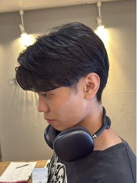 スタジオフォーエイチ(STUDIO 4H) 刈り上げセンターパート/ニュアンスパーマ/ フェザーショート