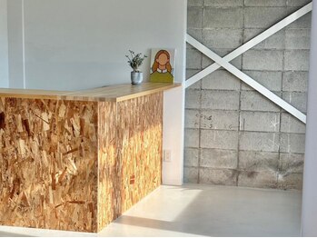 バイ(by)の写真/温かな光が差し込む柔らかな雰囲気の店内で「なんかいいな」と感じていただけるヘアスタイルをご提案します