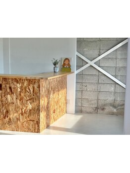 温かな光が差し込む柔らかな雰囲気の店内で「なんかいいな」と感じていただけるヘアスタイルをご提案します