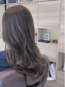 ワン(One)の写真/【大人女性の髪をイキイキとした美しさへ】大人気イルミナカラーで叶える、艶感たっぷりのあか抜けスタイル