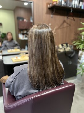 アオイ(Aoi) 白髪染めでも明るくできる？ ハイライト×髪質改善ロング