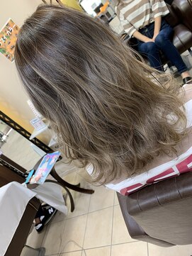 アールモンドヘア新世界 ハイライトカラー