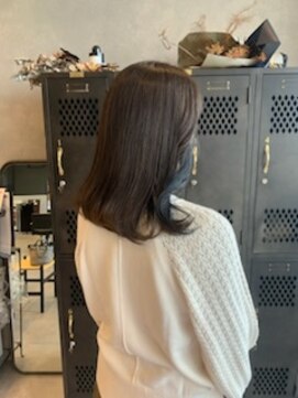 アチーブリス(achieve Liss) 暗髪ブラウン×ネイビー寒色系インナーカラー ナチュラルミディ