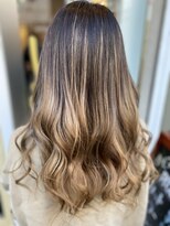 ラビス クローバー(Lovis clover)&nbsp;外国人風グラデーション　ふんわりカール　ヘルシースタイル