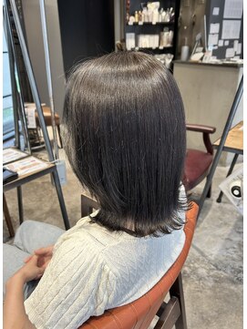 インス(ensue) 大人美人アッシュオリーブショコラアッシュくびれミディ髪質改善