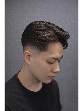 ワンワンオー バーバーショップ 長浜店(@110 BARBER SHOP) サイドパート×フェードで魅せる、クリーンな男髪