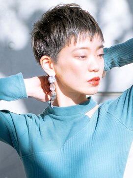 キサ ファータ 恵比寿(kisa fata) 刈り上げショート 黒髪 白髪染め 斜めバング 30代 40代 個性的